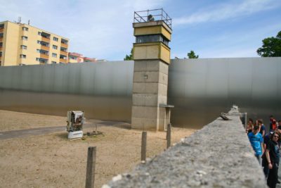 Bernauer Str Blick über MAuer kleiner