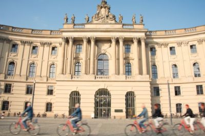 Gruppe Bebelplatz unscharf 1