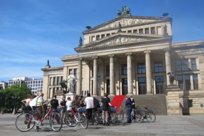 Gruppe Konzerthaus Gendarmenmarkt kleiner e1574509191949