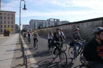 Gruppe fahrend an Mauer kleiner